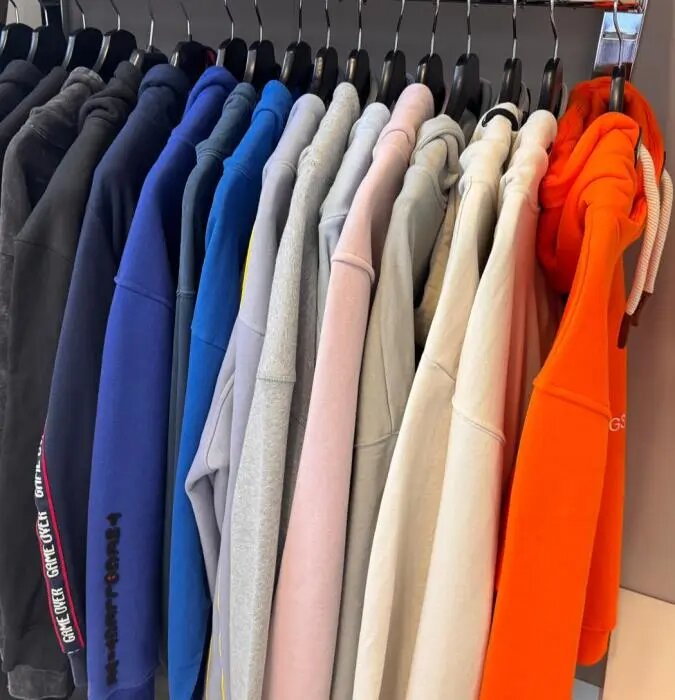 rek met kleding